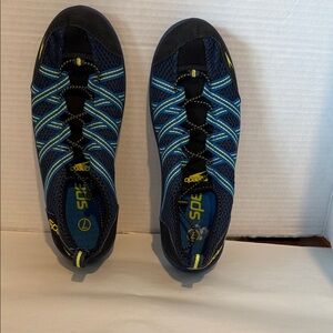 Speedo Navy and Yellow-Accent Water Shoes. Men’s size 7